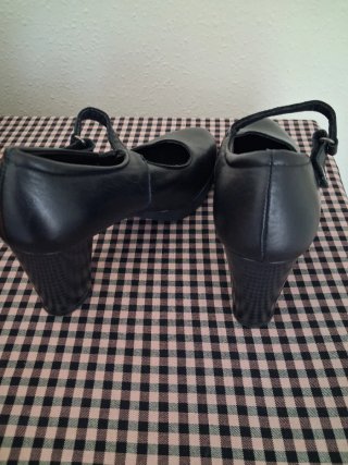 Zapatos de tacón negros con tira