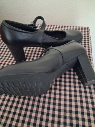 Zapatos de tacón negros con tira