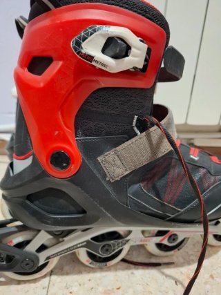 Patines en línea rojos y negros