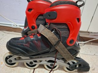 Patines en línea rojos y negros
