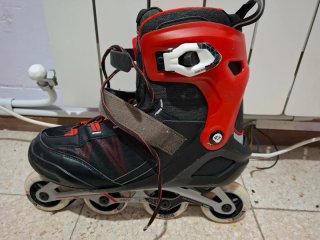 Patines en línea rojos y negros
