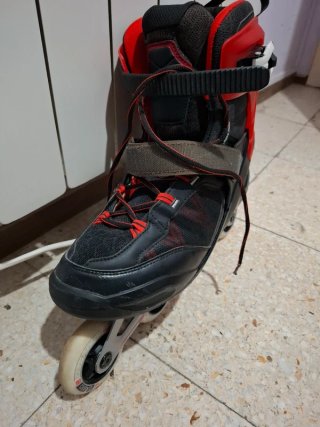 Patines en línea rojos y negros
