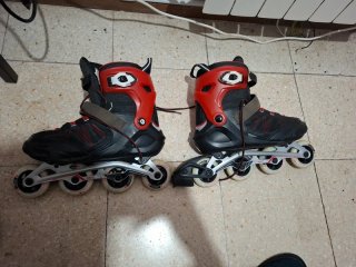 Patines en línea rojos y negros