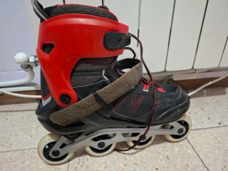 Patines en línea rojos y negros