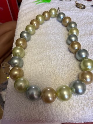 Collar de perlas doradas y plateadas