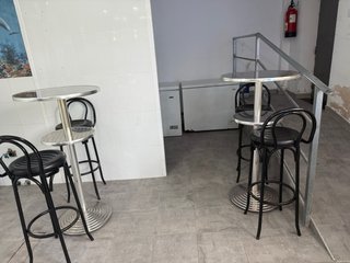 Mesa alta y 2 taburetes