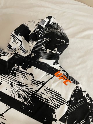 Sudadera UFC Venum Negra y Blanca