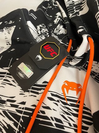 Sudadera UFC Venum Negra y Blanca