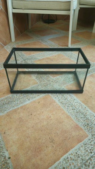 Pecera de cristal con marco negro