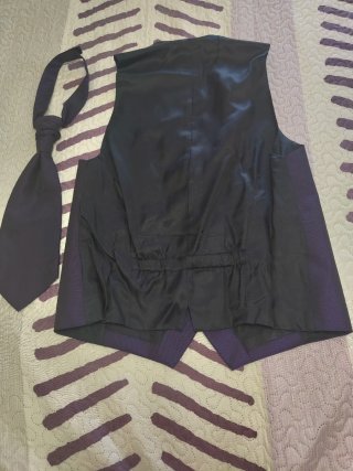 Chaleco morado y corbata a juego