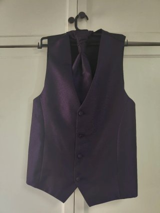 Chaleco morado y corbata a juego