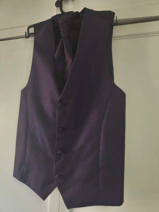 Chaleco morado y corbata a juego