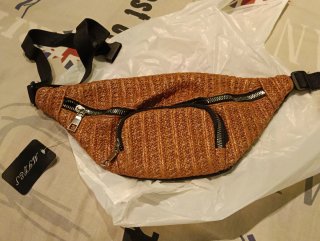 Riñonera marrón y bolso, los dos por 2 euros
