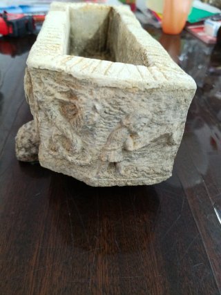 Sarcófago con tapa y figuras mitologicas .