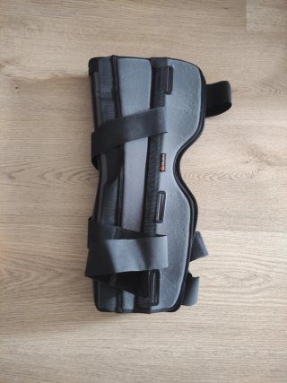 Rodillera ortopédica ajustable