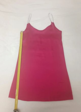 Abito corto rosa con spalline gioiello