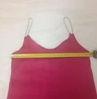 Abito corto rosa con spalline gioiello