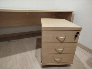 Escritorio con cajonera