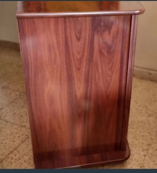 Mesa TV con ruedas y puertas de cristal