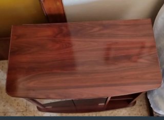 Mesa TV con ruedas y puertas de cristal