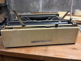 Máquina de escribir Olivetti Pluma 22
