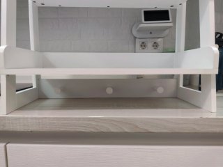 Estantería de madera blanca