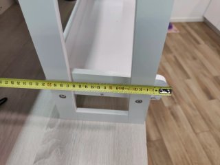 Estantería de madera blanca