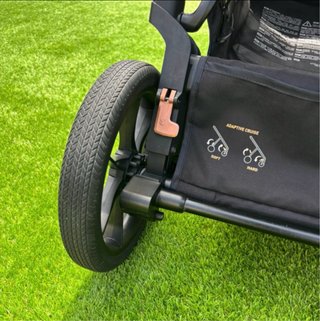 Carrito de bebé marrón y gris