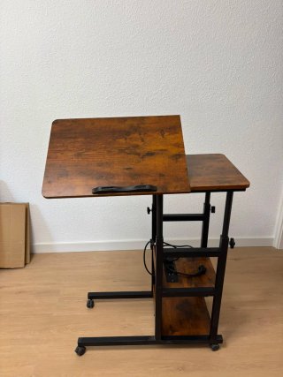 Mesa auxiliar con ruedas