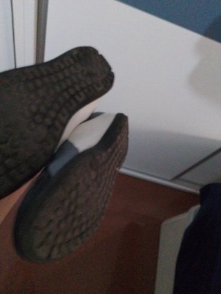 Zapatillas deportivas grises y blancas
