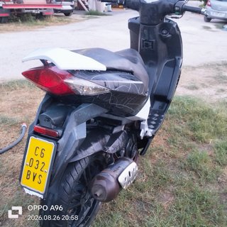 Moto Scooter Negra y Blanca
