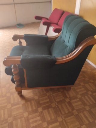 Dos Sillones terciopelo y madera. Precio separado