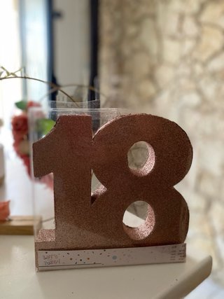 Centrotavola floreale per compleanno e numero 18