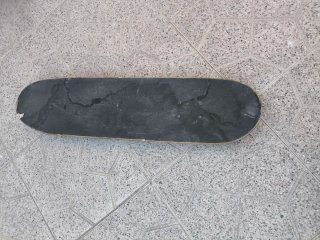 Skate con diseño de calaveras y sonrisas