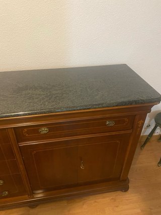 Aparador classico in legno di noce e marmo