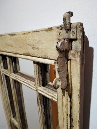 Antigua ventana con espejo