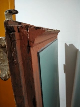 Antigua ventana con espejo