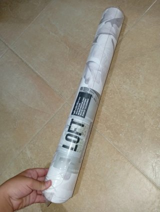 Rollo de papel pintado hojas gris y blanco