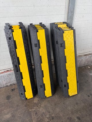 Ud. Pasacables de suelo 2 canales (98 cm)
