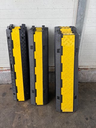 Ud. Pasacables de suelo 2 canales (98 cm)