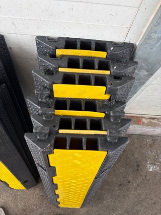 Ud. Pasacables de suelo 2 canales (98 cm)