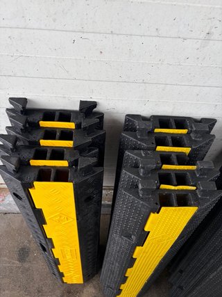 Ud. Pasacables de suelo 2 canales (98 cm)