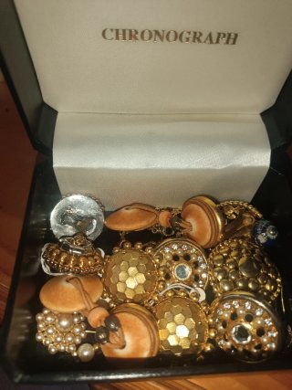 Pendientes dorados y variados.