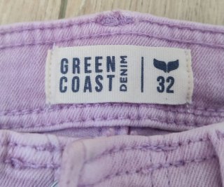 Pantalones acampanados morados.