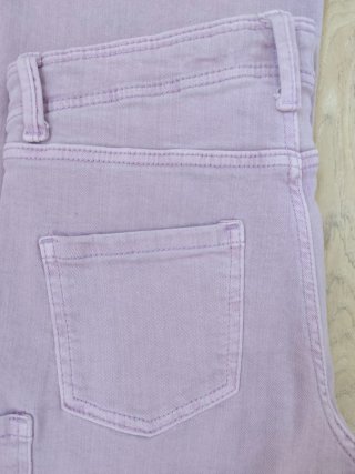 Pantalones acampanados morados.