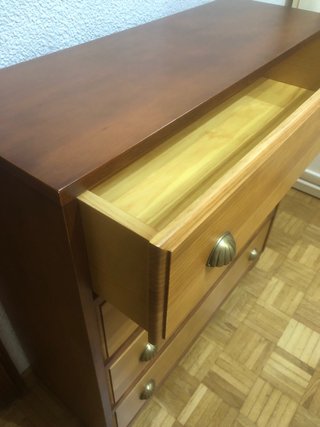 Cómoda de madera con tiradores dorados