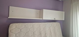 Cama blanca con cajones y estantería