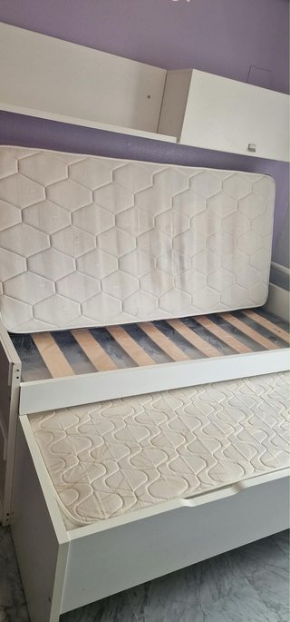 Cama blanca con cajones y estantería