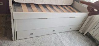 Cama blanca con cajones y estantería