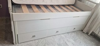 Cama blanca con cajones y estantería